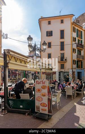 Straßencafé, Carrer del Sindicat in der Altstadt von Palma de Mallorca, Insel Mallorca, Stockfoto