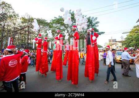 Farbenfroh nach Santa's flashmob von Buon Natale Weihnachten fest Thrissur 2017, thrissur, Kerala, Indien eine einzigartige Weihnachtsfeier whe Stockfoto