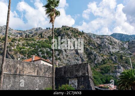 Blick auf die alte Festungsmauer in der Altstadt von Kotor, Montenegro Stockfoto