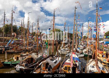 Wattensegel, traditionelles Schiffstreffen, Detail, Flachbodensegler dekoriert im Museumshafen von Carolinensiel, Ostfriesland, Stockfoto