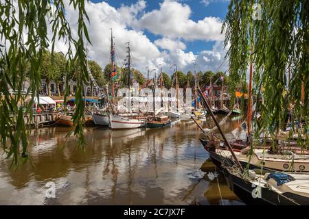 Wattensegel, traditionelles Schiffstreffen, Flach-Seemänner dekoriert im Museumshafen von Carolinensiel, Ostfriesland, Stockfoto