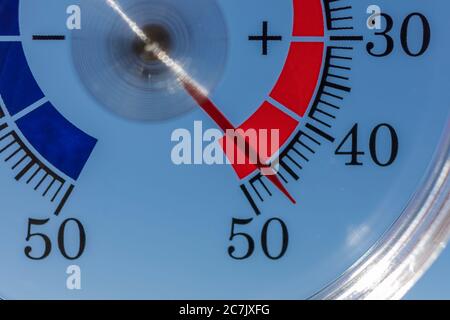 Thermometer für den Außenbereich, 47 Grad Celsius, Detail, Symbolbild, Klimawandel, Stockfoto