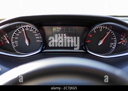 Autobahnfahrt, Lenkrad, Instrumententafel, Geschwindigkeit 115 km/h, Peugeot 308, Stockfoto