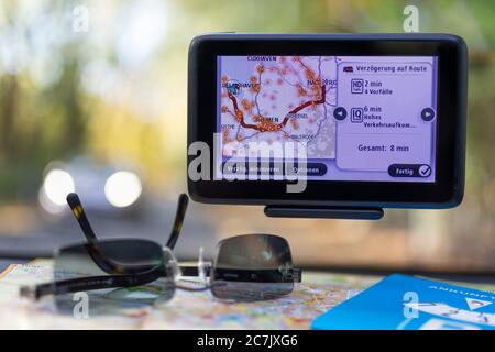 Mobiles Navigationsgerät im Auto, Display, Routenübersicht, Zieladresse, Stockfoto