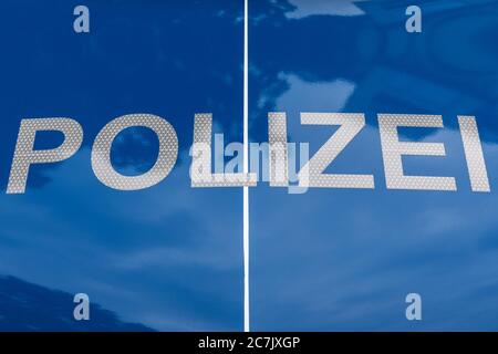 Polizeiwagen, Detail, Beschriftung Polizei auf Einsatzfahrzeug, Wilhelmshaven, Stockfoto