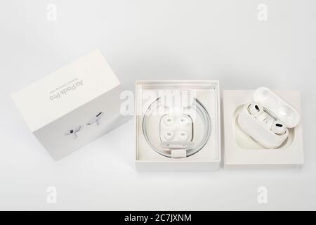 Apple AirPods Pro, Originalverpackung geöffnet, Zubehör, weißer Hintergrund, Stockfoto