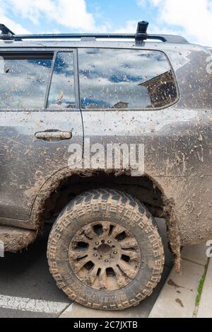 Ein mit Schlamm bedeckter und bespritzerter Toyota mit Allradantrieb (4WD) parkte in der Regionalstadt Mudgee, New South Wales, Australien Stockfoto