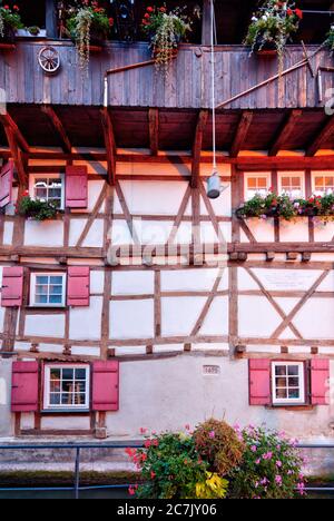 Hoher Wil, Achgasse, Bach, Hausfassaden, Fachwerkhaus, Idylle, Blaubeuren, Alb-Donau-Kreis, Schwäbische Alb, Baden-Württemberg, Deutschland Stockfoto