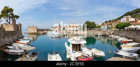 Panoramablick auf den Hafen, Nafpaktos, Griechenland. Stockfoto