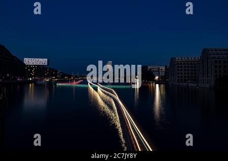 Berlin, Deutschland. Juli 2020. Nur als Lichtstreifen können Boote und Schiffe von der Oberbaumbrücke aus auf der Spree in Richtung Elsenbrücke gesehen werden. (Foto mit Langzeitbelichtung) Kredit: Paul Zinken/dpa/Alamy Live News Stockfoto