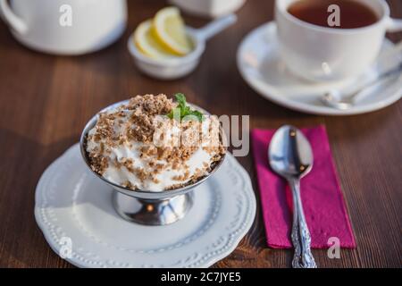 Kastanienpüree mit Schlagsahne und Schokoladenchips zum Nachtisch, Restaurantmenü Stockfoto