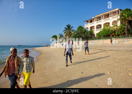 Indischer Ozean und Steinstadt in Sansibar, Tansania, Ostafrika, Bürger zu Fuß am Strand Stockfoto