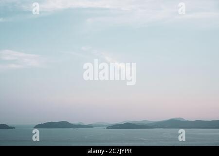 Meereslandschaft Blick Landschaft mit Dämmerung Himmel schöne minimal verblassen Farbton Thema Sonnenuntergang und Sonnenaufgang Hintergrund. Stockfoto