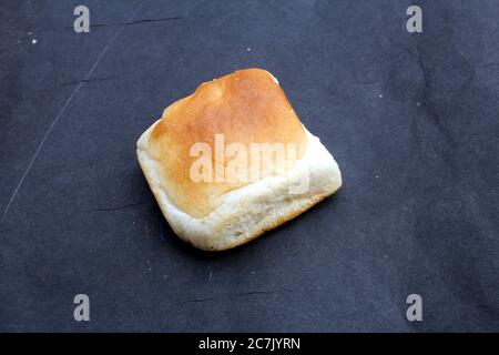 Brot pav Lebensmittel isoliert auf schwarzem Hintergrund Stockfoto