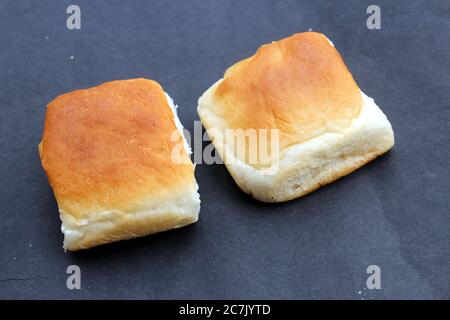 Brot pav Lebensmittel isoliert auf schwarzem Hintergrund Stockfoto