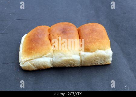 Brot pav Lebensmittel isoliert auf schwarzem Hintergrund Stockfoto