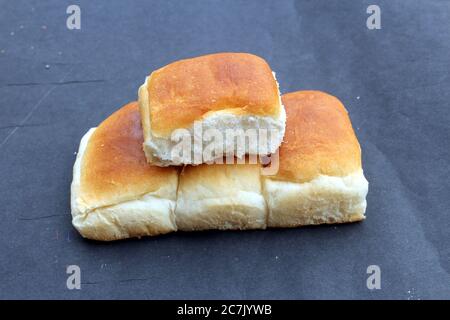 Brot pav Lebensmittel isoliert auf schwarzem Hintergrund Stockfoto