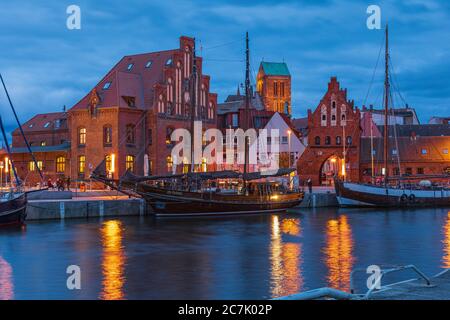 Alter Hafen mit Fischerbooten, altes Zollhaus und Wassertor, Wismar, Mecklenburg-Vorpommern, Deutschland Stockfoto