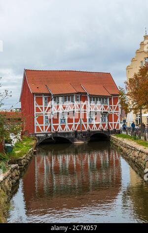 Deutschland, Mecklenburg-Vorpommern, Gebäude 'das Gewölbe' über dem Mühlenbach in der Altstadt von Wismar, in der Nähe des alten Hafens Stockfoto