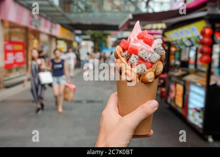 Thai Bubble Waffel Eis in einer Hand Stockfoto