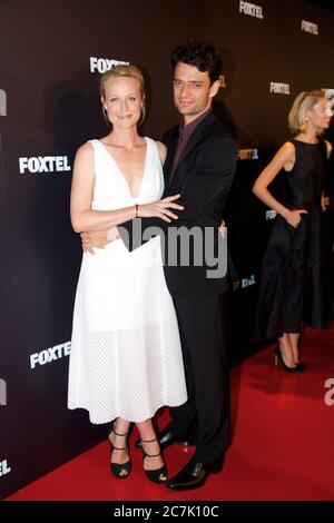 Die Schauspielerin Marta Dusseldorp, die in ‘A Place to Call Home’ spielt, und ihr Ehemann Benjamin Winspear kommen auf dem roten Teppich zum jährlichen Foxtel MCN 2015 Upfr an Stockfoto