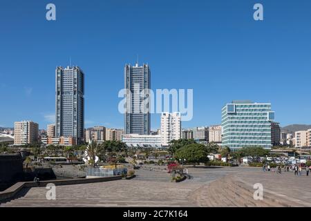 Blick vom Auditorium auf die Torres de Santa Cruz, zwei ähnliche Hochhäuser (120 m) des Architekten Julián Valladares Hernández, Santa Cruz de Tenerife, Teneriffa, Kanarische Inseln, Spanien Stockfoto