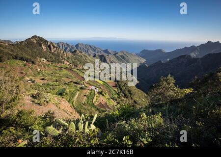 Bergdorf in den Anaga-Bergen, am Horizont Gran Canaria, Teneriffa, Kanarische Inseln, Spanien Stockfoto