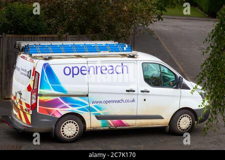 Ein BT-Transporter (mit dem Wort „openreach“) parkte, während ein Telefontechniker ein Problem mit der Telefonverbindung repariert. Stockfoto