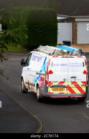 Ein BT-Transporter (mit dem Wort „openreach“) parkte, während ein Telefontechniker ein Problem mit der Telefonverbindung repariert. Stockfoto