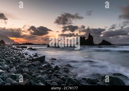 Felsen Roque Benijo am Playa de Benijo am Fuße des Anaga-Gebirges im Abendlicht, Teneriffa, Kanarische Inseln, Spanien Stockfoto