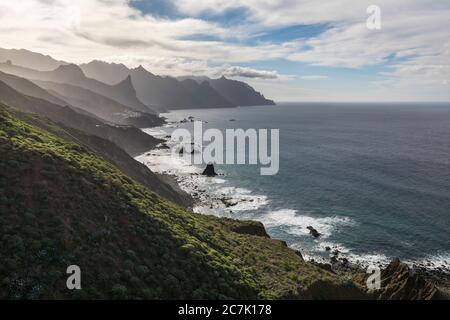 Blick auf die Küstenwanderung nach El Draguillo am Fuße des Anaga-Gebirges, Teneriffa, Kanarische Inseln, Spanien Stockfoto