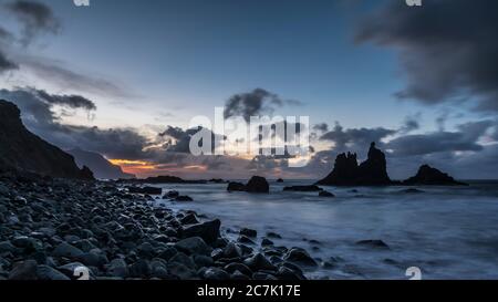 Felsen Roque Benijo am Playa de Benijo am Fuße des Anaga-Gebirges im Abendlicht, Teneriffa, Kanarische Inseln, Spanien Stockfoto