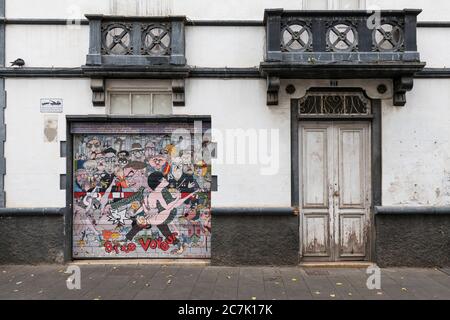 Graffiti auf einer Scroll-Bar auf der Plaza de la Concepcion, San Cristobal de La Laguna, Teneriffa, Kanarische Inseln, Spanien Stockfoto