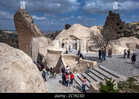 Besucher des Freilichtmuseums bei Goreme in der Region Kappadokien in der Türkei können sich aus der Basilius-Kapelle mit dem Fresko Jesu abschnappen. Stockfoto