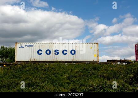 COSCO Transportcontainer auf einem freightliner Zug, Warwickshire, UK99 Stockfoto