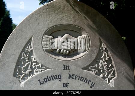 Ein Handschlag auf einem Grabstein, Großbritannien. Stockfoto