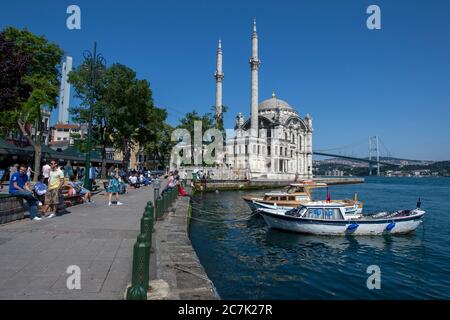 Die wunderschön gestaltete Ortakoy Camii (Moschee) liegt neben dem Bosporus bei Ortakoy in Istanbul Türkei. Stockfoto