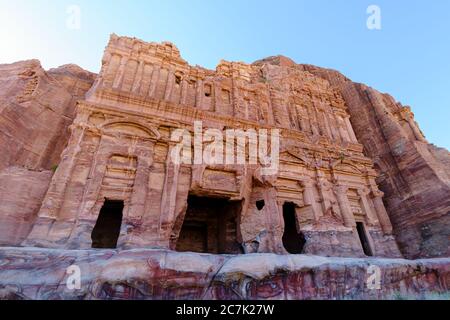 Steinfassade des Königlichen Grabes, ein berühmtes Wahrzeichen und Aussichtspunkt in Weltkulturerbe Petra, Jordanien, Mittlerer Osten Stockfoto