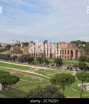 Blick auf das antike römische Circo Massimo Hippodrome Theater, mit den Ruinen des Palastes von Domitian auf dem Palatin, in Rom, Italien Stockfoto