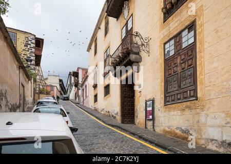 Hausreihe in Calle del Colegio mit (rechts) der ehemaligen Stadtvilla Casa Lercaro, La Orotava, Teneriffa, Kanarische Inseln, Spanien Stockfoto