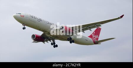 Virgin Atlantic Airbus A330 G-VGBR im Endanflug auf den Flughafen London-Heathrow LHR Stockfoto
