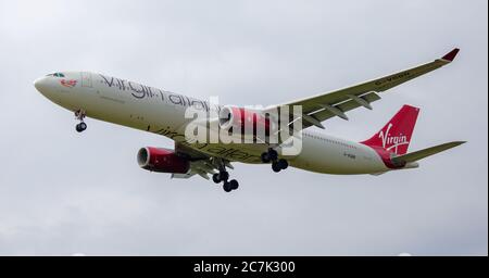 Virgin Atlantic Airbus A330 G-VGBR im Endanflug auf den Flughafen London-Heathrow LHR Stockfoto