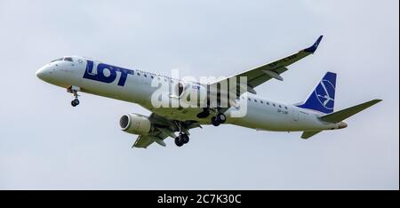 LOS POLISH Airlines Embraer ERJ-190 SP-LNF über den endgültigen Flugplatz London-Heathrow LHR Stockfoto