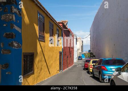 Bunte Reihe von Häusern und Autos in Garachico, Teneriffa, Kanarische Inseln, Spanien Stockfoto