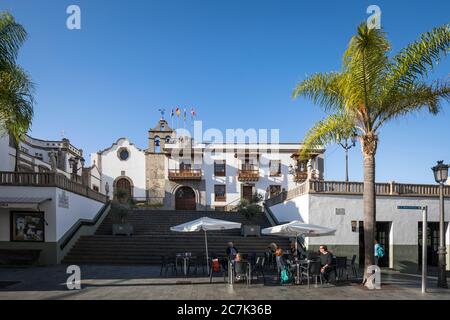 Straßencafé und Rathaus in Icod de los Vinos, Teneriffa, Kanarische Inseln, Spanien Stockfoto