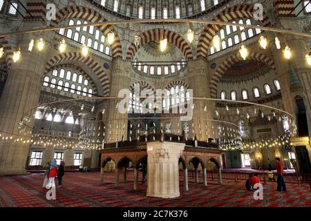 Das Innere der Selimiye Moschee (camii) in Edirne in der Nordtürkei. Die Moschee wurde von Sultan Selim ll in Auftrag gegeben. Stockfoto