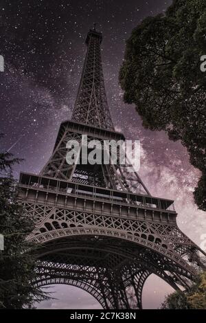 PARIS, FRANKREICH - 17. Jun 2017: Schöne Aussicht auf den berühmten Eiffelturm in Paris, Frankreich. Paris Beste Reiseziele in Europa. Nachtfoto mit schönen ni Stockfoto