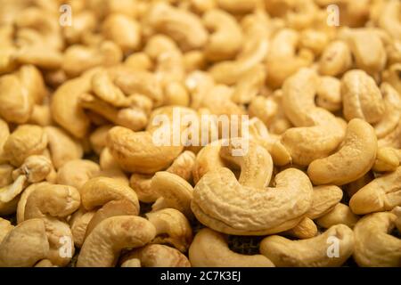 Cashew Nüsse verstreut Oberflächenstruktur. Nahaufnahme Stockfoto