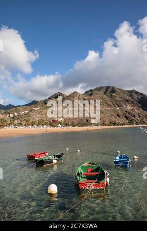 Bunte Fischerboote vor dem Strand Playa de las Teresitas und dem Anaga-Gebirge, San Andres, Teneriffa, Kanarische Inseln, Spanien Stockfoto