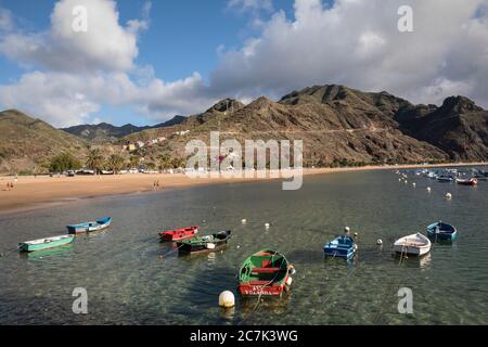 Bunte Fischerboote vor dem Strand Playa de las Teresitas und dem Anaga-Gebirge, San Andres, Teneriffa, Kanarische Inseln, Spanien Stockfoto